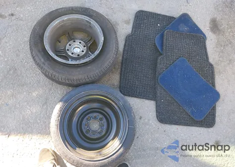 1998 Chevrolet Metro z USA, uszkodzony, nr VIN 2C1MR2260W6701428